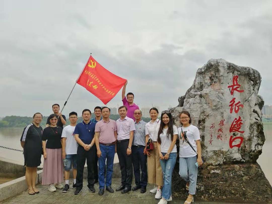 南昌大(dà)學附屬中學紅谷灘分校(xiào)赴于都興國重走長(cháng)征路進行紅色主題黨員活動