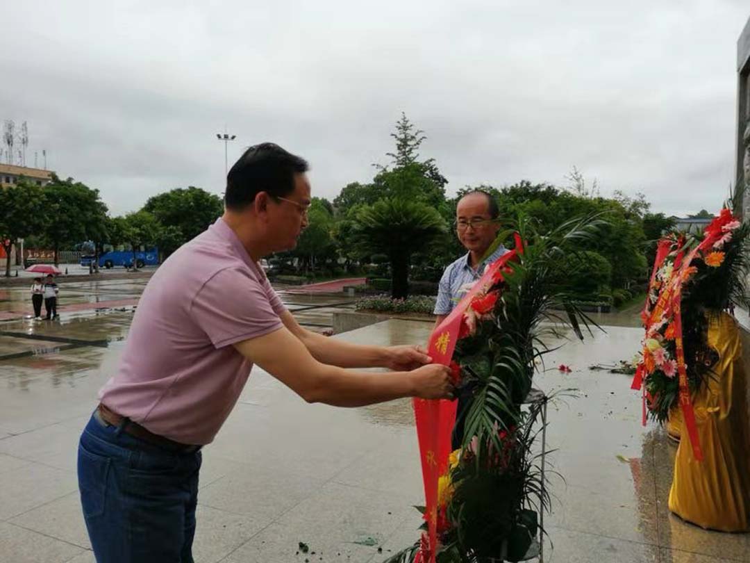 南昌大(dà)學附屬中學紅谷灘分校(xiào)赴于都興國重走長(cháng)征路進行紅色主題黨員活動